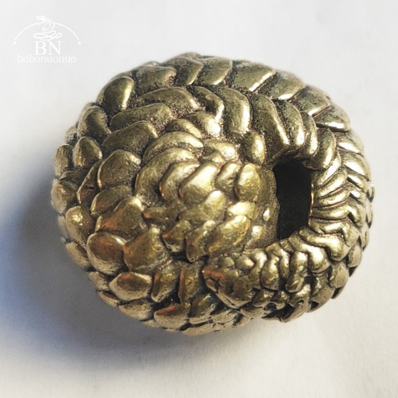 Solid Brass Spherical Pangolin - Retro Gaming Decor recension och pris